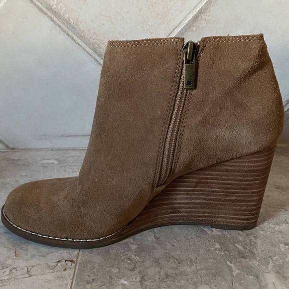 Lucky Brand Women’s Wedge Suede Ankle Booties - Picture 3 of 5